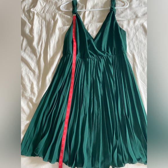 Emerald green high waisted accordion skirt dress - Picture 3 of 4